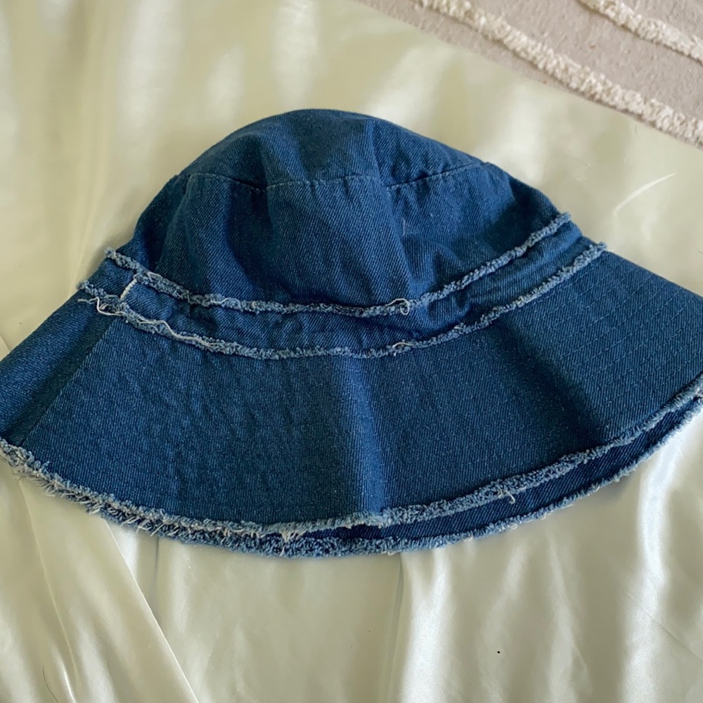 urban outfitters bucket hat